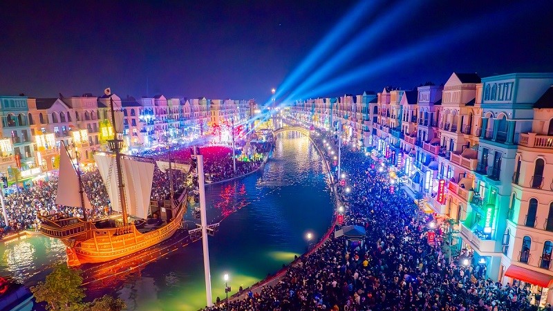 Gần 900 nghìn người đổ về “Vũ trụ Vin” từ Bắc chí Nam countdown đón năm mới 