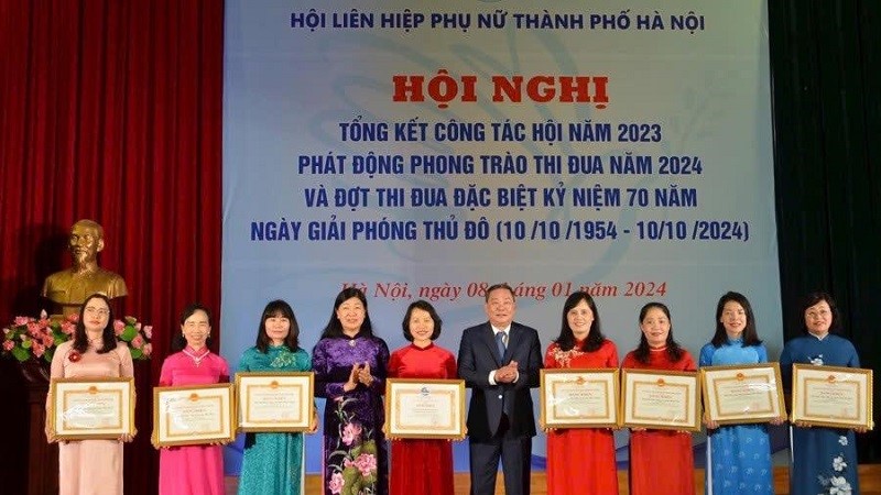 Lấy ý kiến cán bộ, hội viên phụ nữ về danh sách đề nghị tặng danh hiệu “Chi hội Phụ nữ Thủ đô tiêu biểu” năm 2024