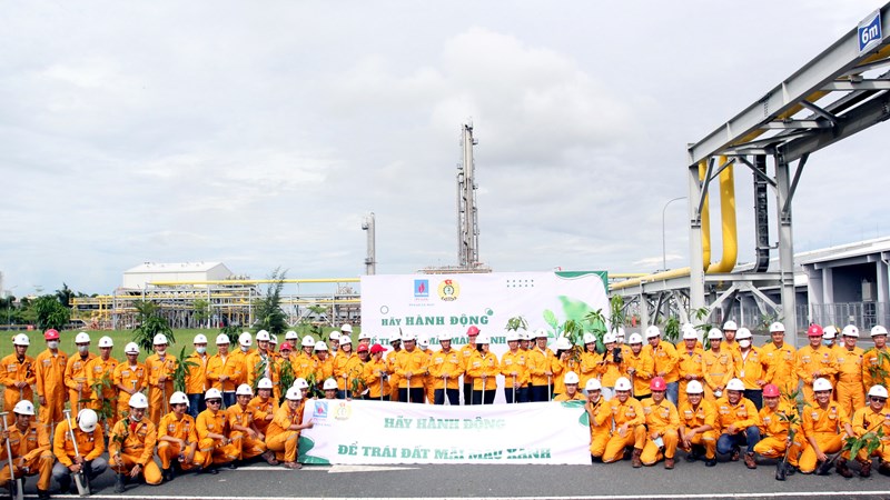 Công ty Khí Cà Mau phát động phong trào “Trồng cây trên công trình khí”