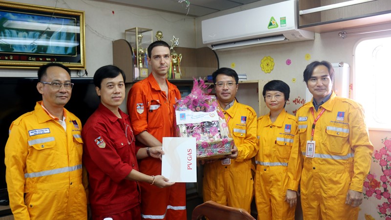 Lãnh đạo KĐN chúc mừng Giàn nén khí mỏ Rồng đạt mốc tổng sản lượng 5 tỷ m3 khí