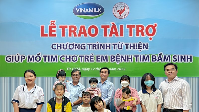 Vinamilk tiếp tục ủng hộ Hội Bảo trợ Bệnh nhân nghèo TP.HCM 500 triệu đồng cho các bệnh nhi nghèo mổ