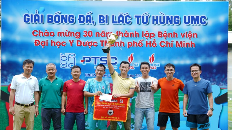 Đại diện PV GAS giành chức vô địch giải bóng đá Chào mừng kỷ niệm 30 năm thành lập Bệnh viện Đại học Y Dược TP. HCM