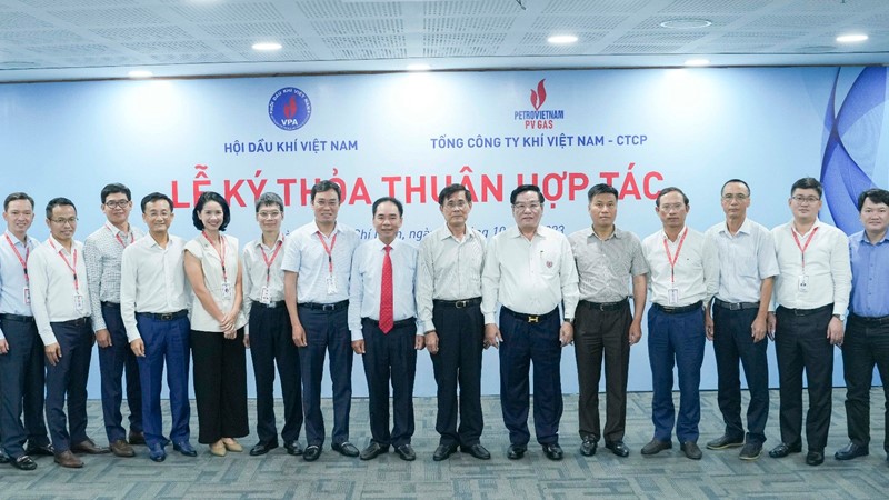 Tổng công ty Khí Việt Nam cùng Hội Dầu khí Việt Nam ký thỏa thuận hợp tác