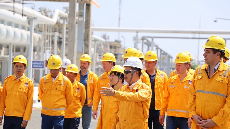 Đoàn cán bộ, chuyên gia Gazprom thăm, tìm hiểu thực tế và trao đổi kinh nghiệm tại Nhà máy xử lý khí Dinh Cố