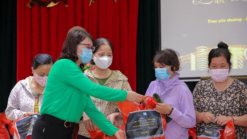 Nam Từ Liêm:  Trao 720 suất quà hỗ trợ gia đình cận nghèo, phụ nữ có hoàn cảnh khó khăn