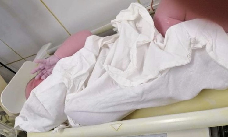 Mới chào đời, bé trai đã có cân nặng như trẻ 3 tháng tuổi