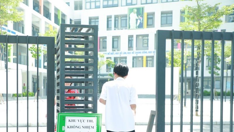Thí sinh, phụ huynh Hà Nội buồn bã vì đi thi muộn môn Ngữ văn