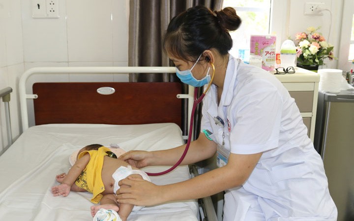 Bé 1,5 tháng tuổi bị viêm phổi nặng, e ngại dịch nên không đưa đến viện sớm,  bị co giật toàn thân