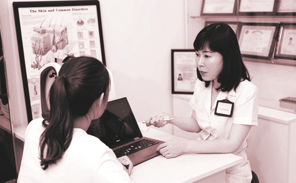 Sai lầm “kinh điển” của phụ nữ Việt là tự chọn sản phẩm chăm sóc da mà không cần nhờ bác sĩ