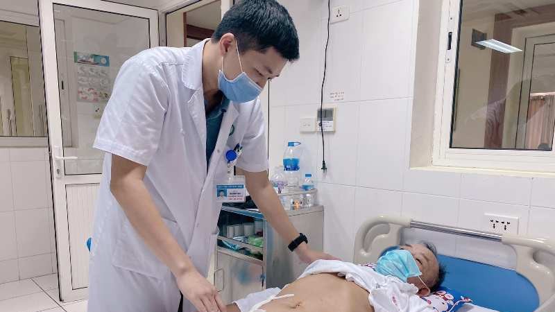 Hà Nội: Nam bệnh nhân thủng ruột do nuốt phải tăm