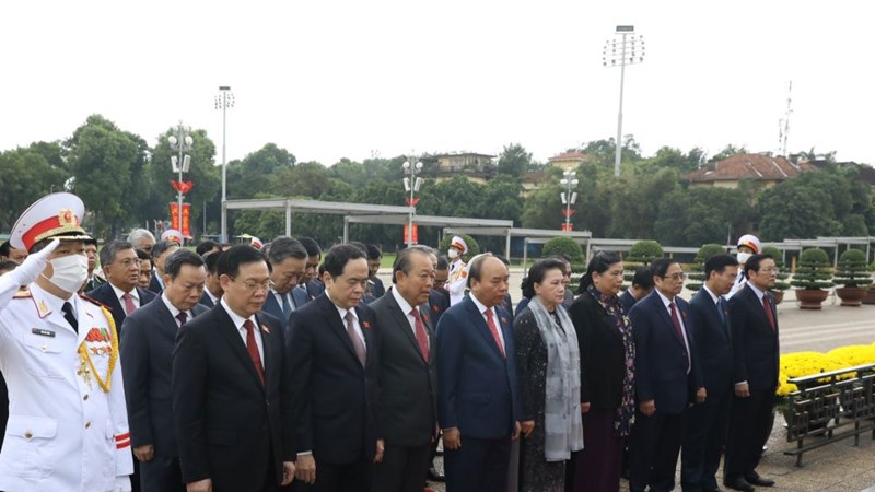 Đại biểu Quốc hội đặt vòng hoa vào Lăng viếng Chủ tịch Hồ Chí Minh