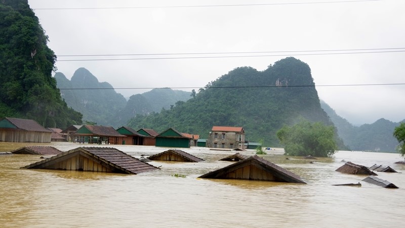 Quyết liệt ứng phó “bão chồng bão”, “lũ chồng lũ” miền Trung