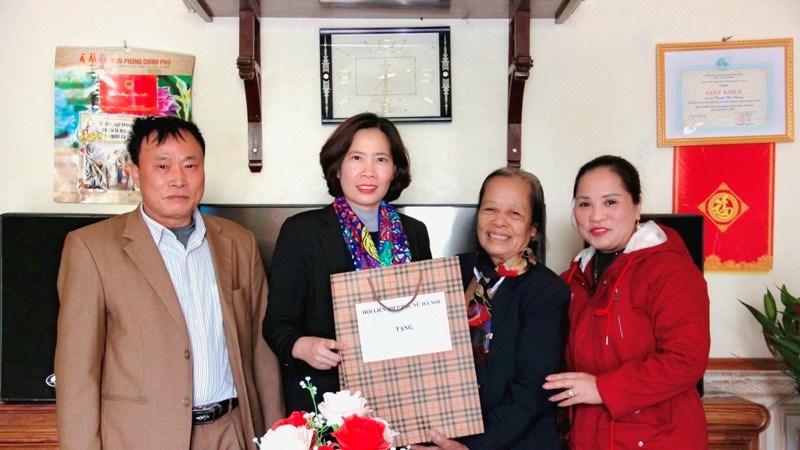 Hội LHPN Hà Nội: Thăm, tặng quà hội viên phụ nữ công giáo nhân dịp lễ Giáng sinh