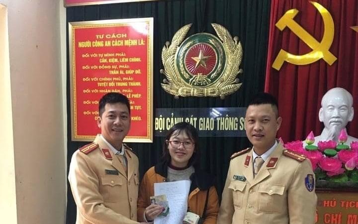 Trao trả ví bị mất cho sinh viên trường Đại học Ngoại thương
