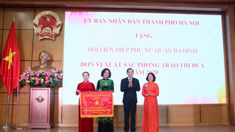 Hội LHPN quận Ba Đình: Vinh dự đón nhận Cờ thi đua của UBND thành phố Hà Nội