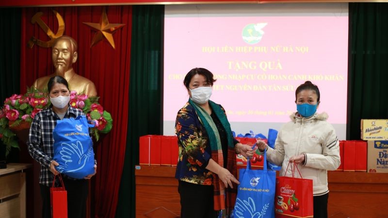 Hội LHPN Hà Nội tặng quà, chúc Tết phụ nữ nhập cư