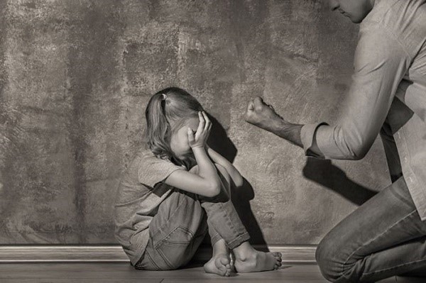 Nhức nhối vấn nạn bạo hành, xâm hại con riêng: Khác máu, tanh lòng?