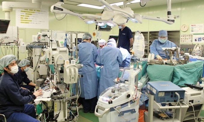 Bệnh nhân Covid-19 đầu tiên được ghép phổi