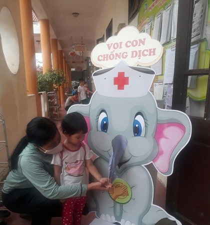 Thầy trò chế tạo máy sát khuẩn từ vật liệu tái chế