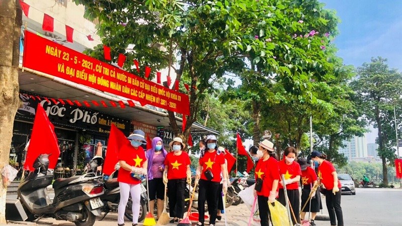 Hội LHPN quận Hoàng Mai đồng loạt ra quân vệ sinh, trang hoàng cảnh quan môi trường khu vực bầu cử