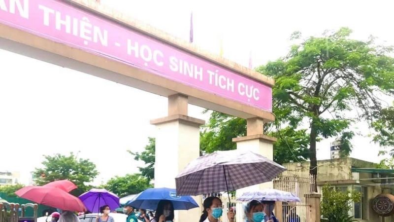 “Áo xanh tình nguyện” tiếp sức thí sinh dự thi vào lớp 10