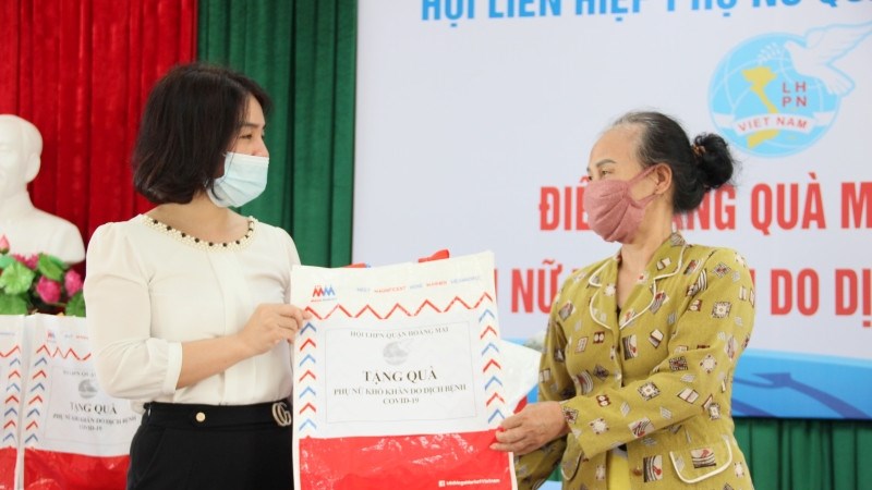 Hội LHPN quận Hoàng Mai: Tặng hơn 200 suất quà hỗ trợ phụ nữ khó khăn do dịch Covid-19