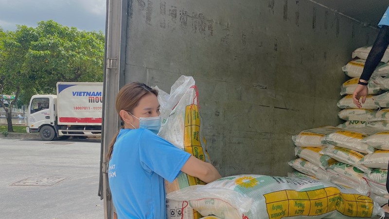 Miss Grand Việt Nam 2021 dùng tiền sinh nhật mua máy thở và 5 tấn gạo hỗ trợ bà con nghèo