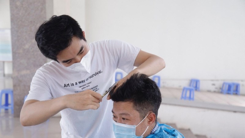 Cán bộ y tế Bệnh viện K “xuống tóc” chuẩn bị chi viện chống dịch cho Đồng Nai