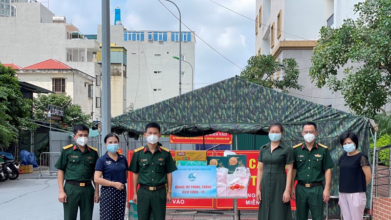 Hội LHPN quận Thanh Xuân: Tặng quà Tết Trung thu cho trẻ em ở hai khu cách ly