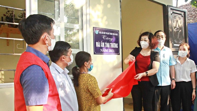 Hội LHPN Hà Nội: Bàn giao nhà "Mái ấm tình thương" cho hội viên nghèo ở huyện Chương Mỹ