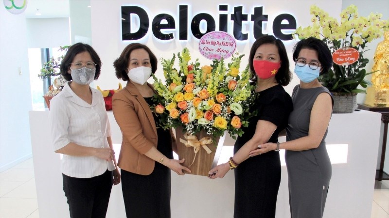 Hội LHPN Hà Nội chúc mừng các nữ doanh nhân Hà Nội nhân ngày Doanh nhân Việt Nam