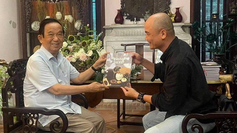Giáo sư Nguyễn Lân Dũng bàn về văn hoá trà Việt và sắc đẹp của phụ nữ