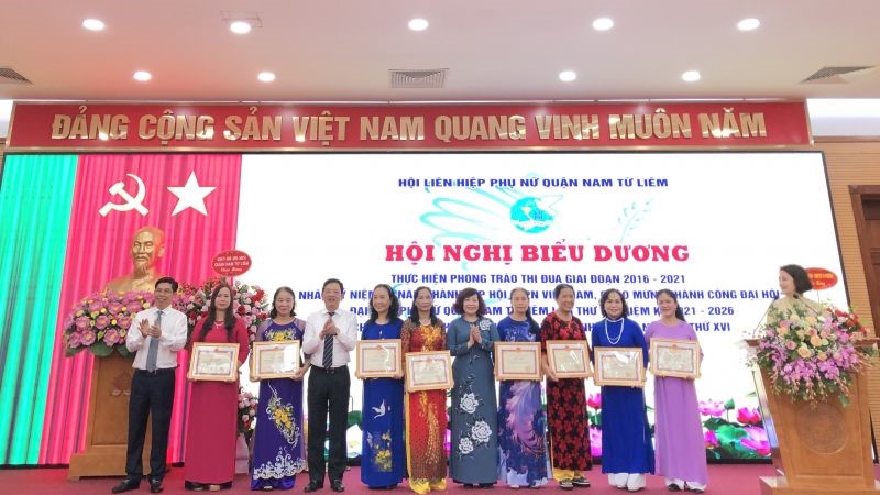 Khen thưởng gần 120 cá nhân, tập thể xuất sắc nhất trong các phong trào thi đua