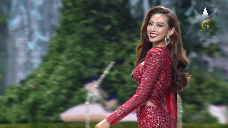 Thùy Tiên gây xôn xao với quãng hơi dài khi hô 2 tiếng Việt Nam trong đêm bán kết