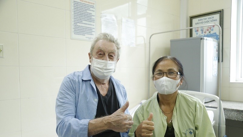 Có bảo hiểm tại Anh, một nam bệnh nhân nước ngoài vẫn lựa chọn điều trị ở bệnh viện K của Việt Nam