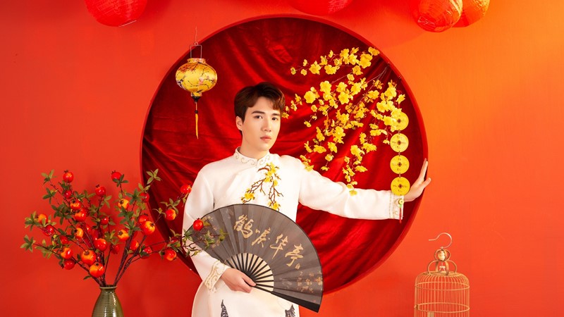 Ca sĩ Nguyễn Đức Trung diện áo dài đón Tết dân tộc