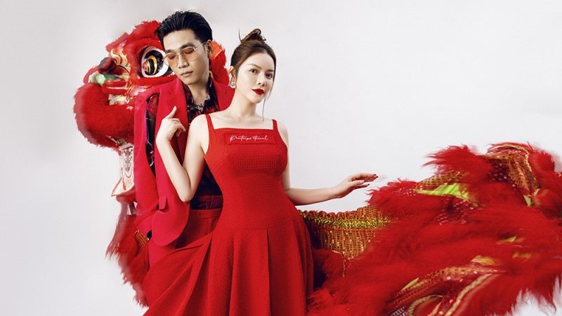 Lý Nhã Kỳ mặc áo dài, váy yếm khoe nhan sắc rực rỡ trong ngày đầu xuân