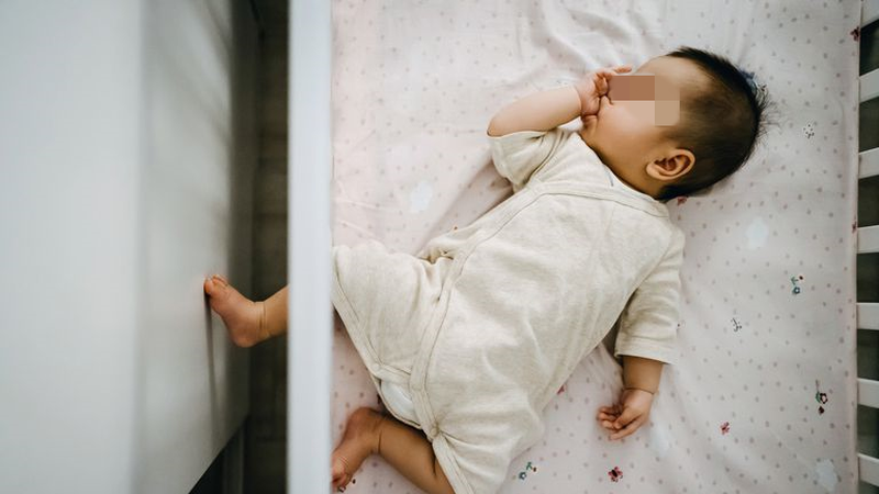 Trẻ 2 tháng tuổi tử vong đột ngột tại nhà khi nằm ngủ cùng mẹ