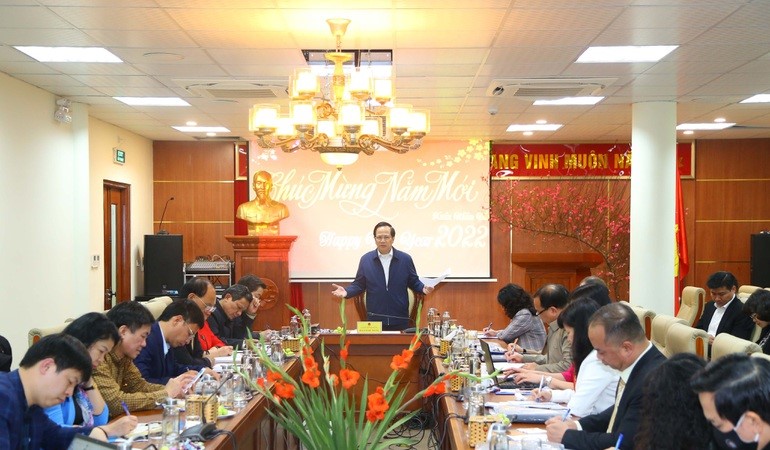 Cần in số Tổng đài bảo vệ trẻ em 111 lên bìa sách giáo khoa