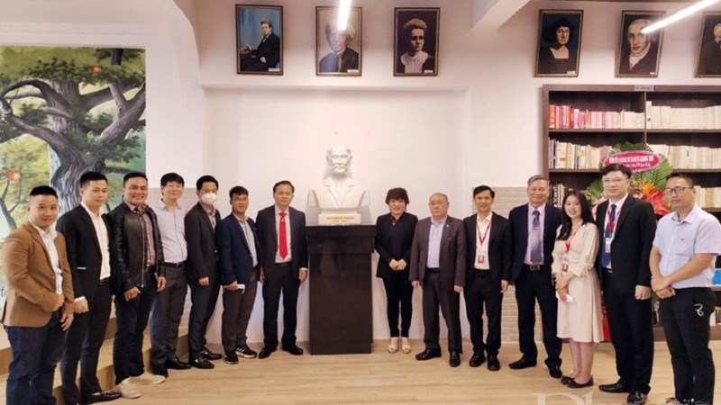 Công ty cổ phần Bảo tồn NFT Ngọc Linh đặt tượng Bác sĩ Yersin tại Trường Đại học Yersin Đà Lạt