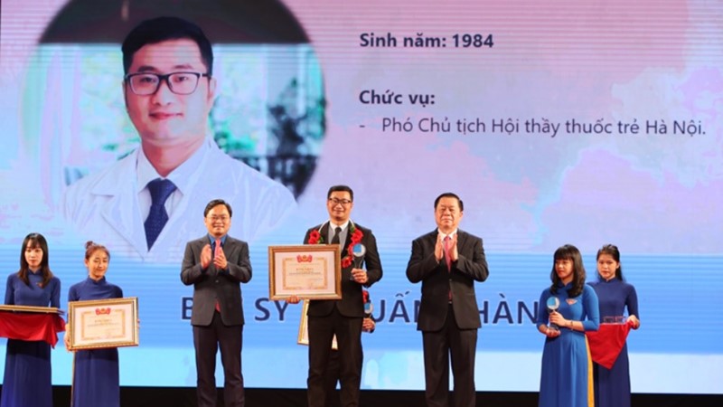 Mỗi y bác sĩ tham gia phòng chống dịch là những bông hoa đẹp nhất