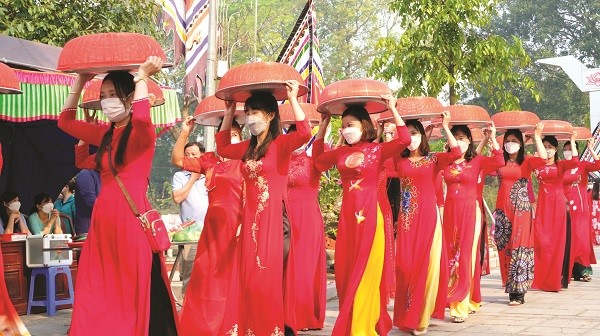 Rước bánh trôi - mỹ tục đẹp của lễ hội đền Hai Bà Trưng